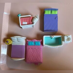 Mattel Sweet Streets Dollhouse Furniture Replacement 5 pc Lot 4 Beds & Tub/Sink